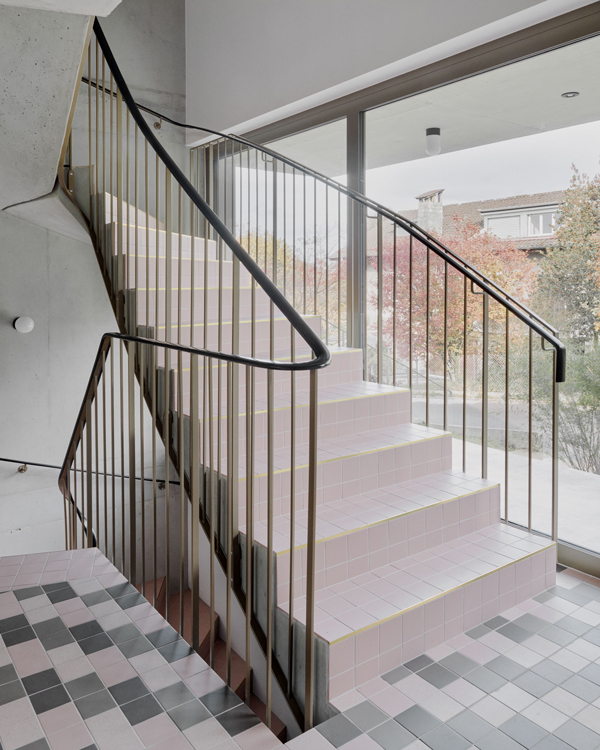 126_mcroiziernbgresy12escaliersweb01